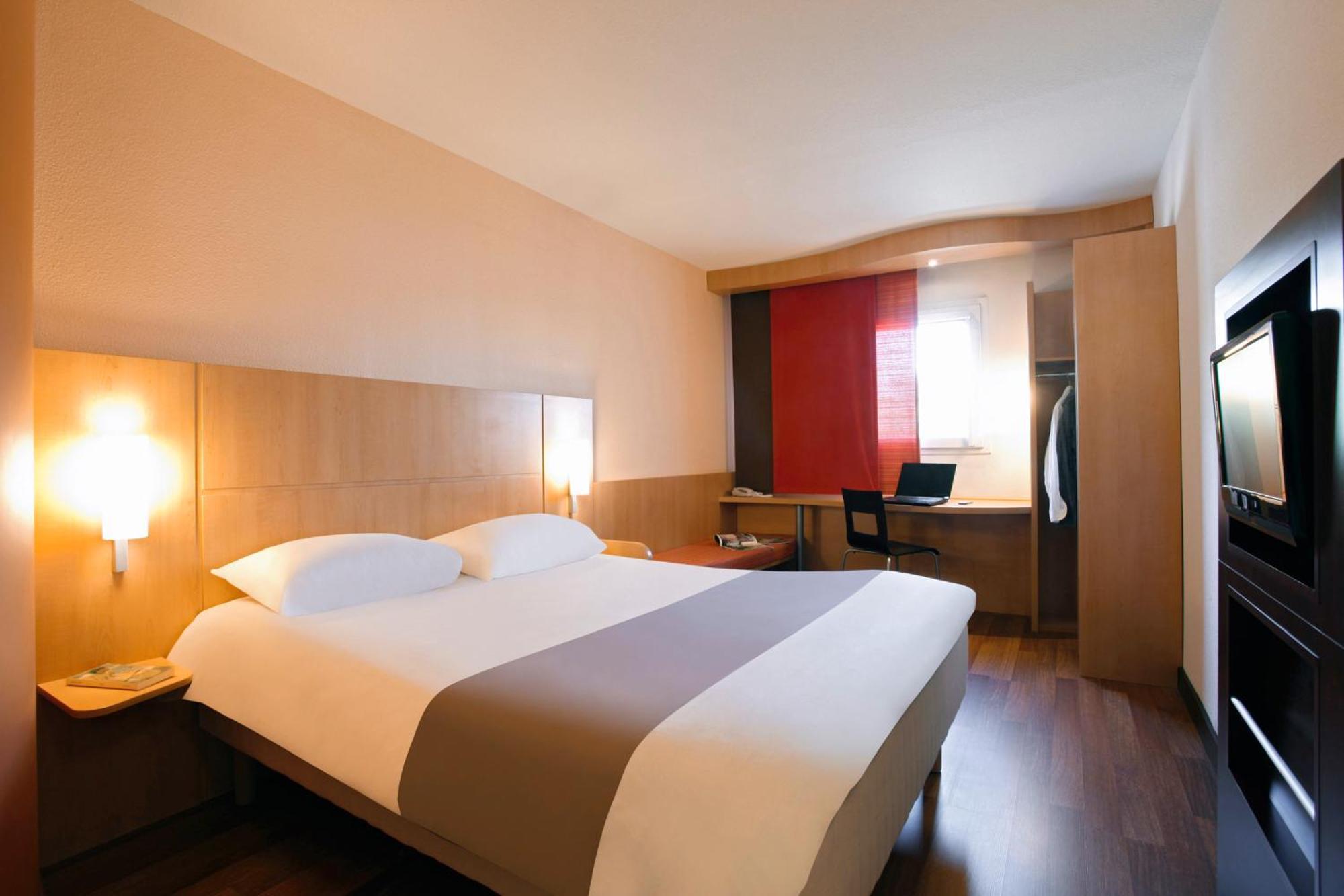 Hotel Ibis Manosque Cadarache Esterno foto