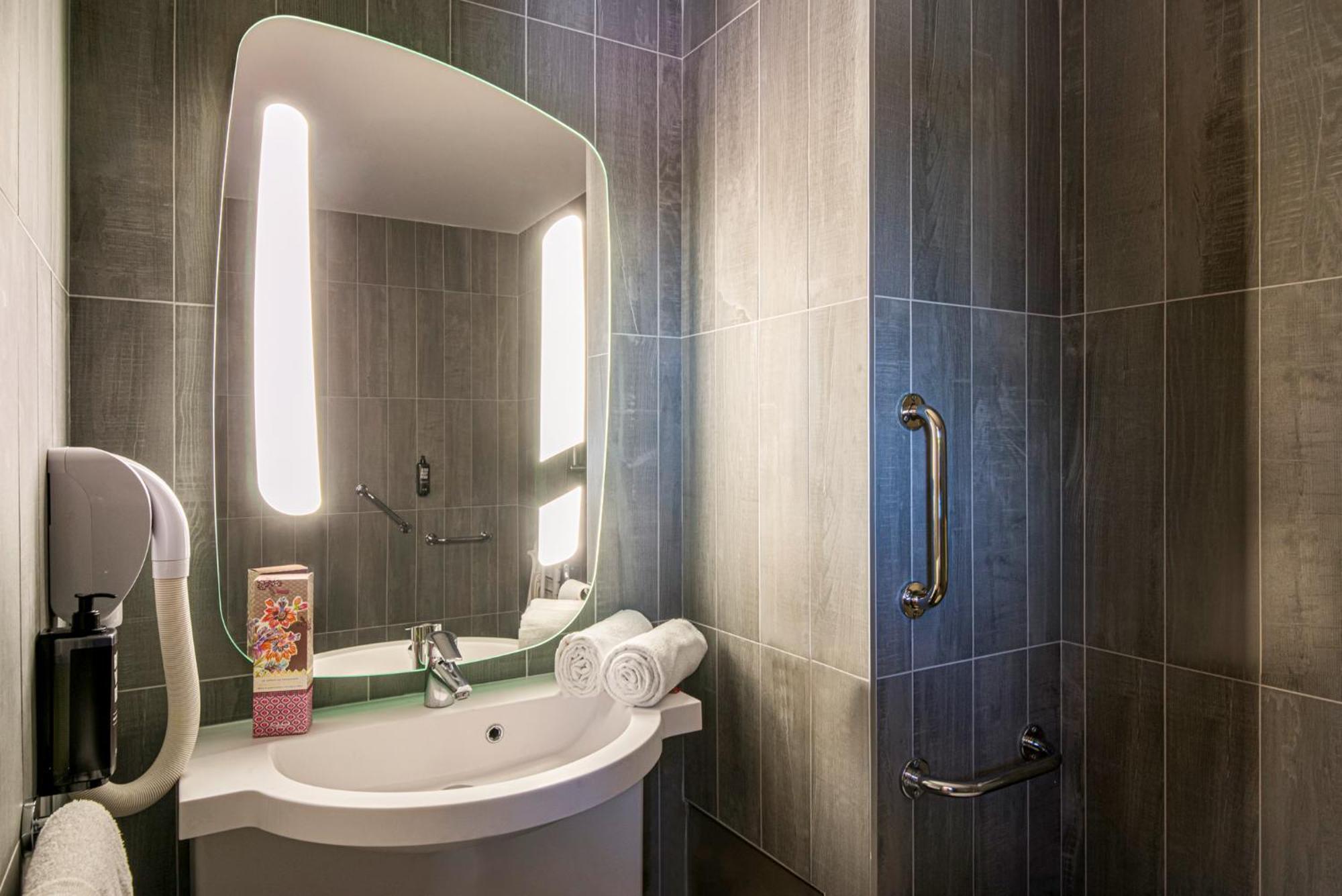 Hotel Ibis Manosque Cadarache Esterno foto