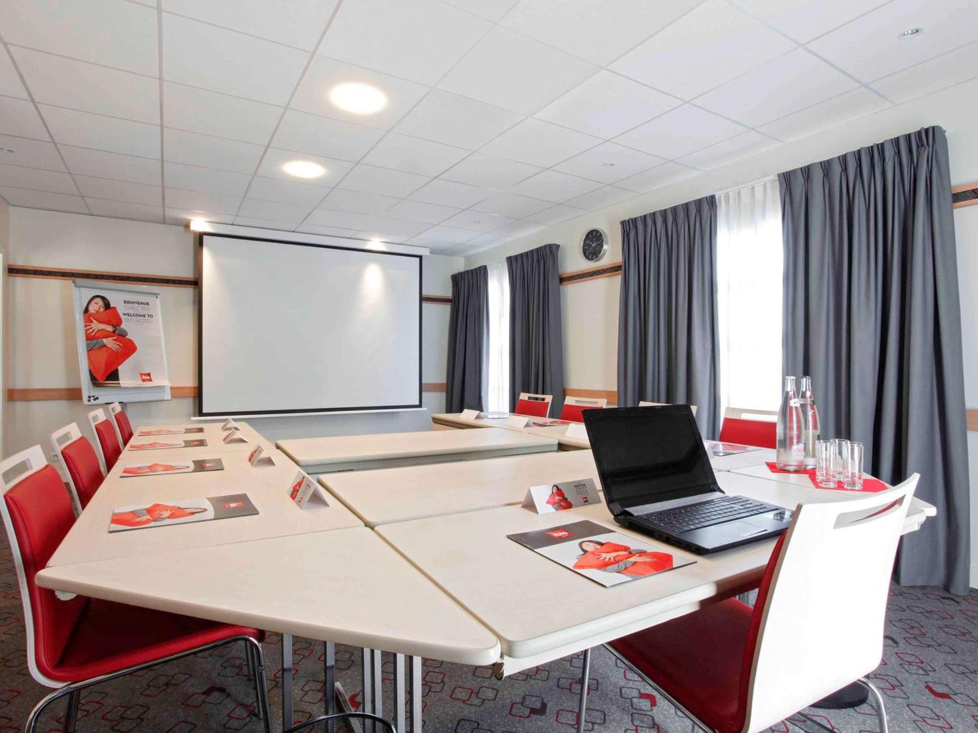 Hotel Ibis Manosque Cadarache Esterno foto