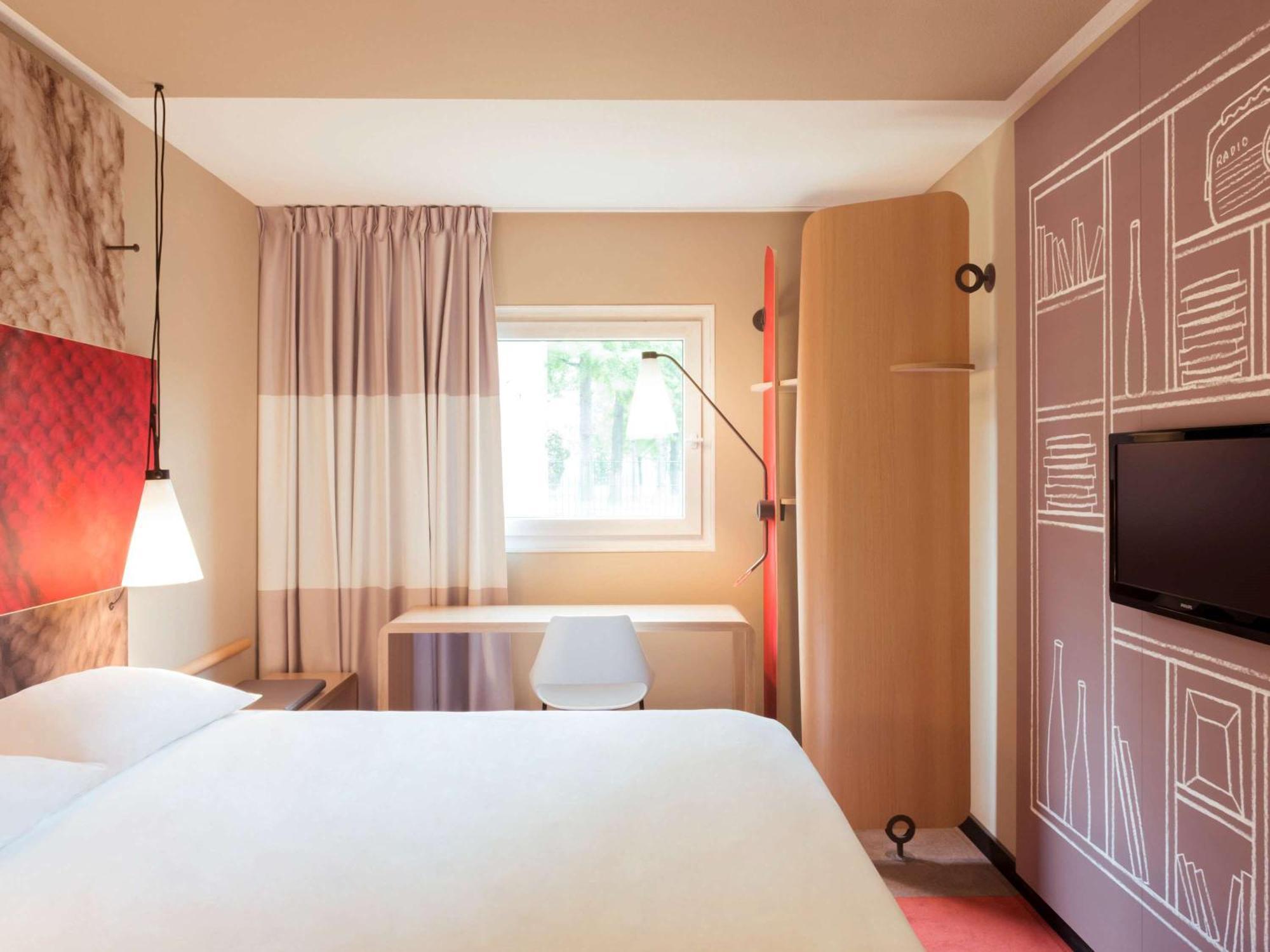 Hotel Ibis Manosque Cadarache Esterno foto