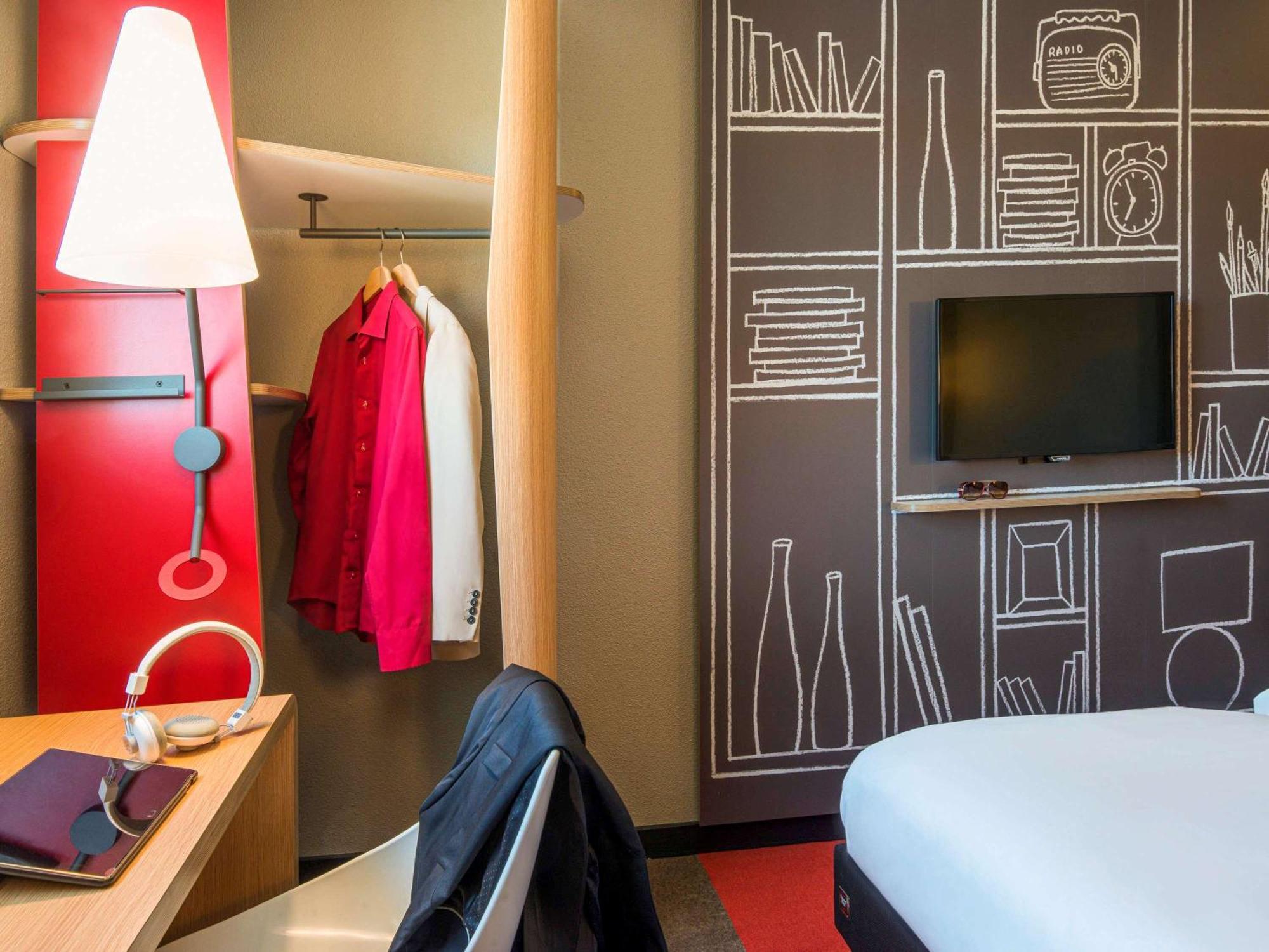 Hotel Ibis Manosque Cadarache Esterno foto