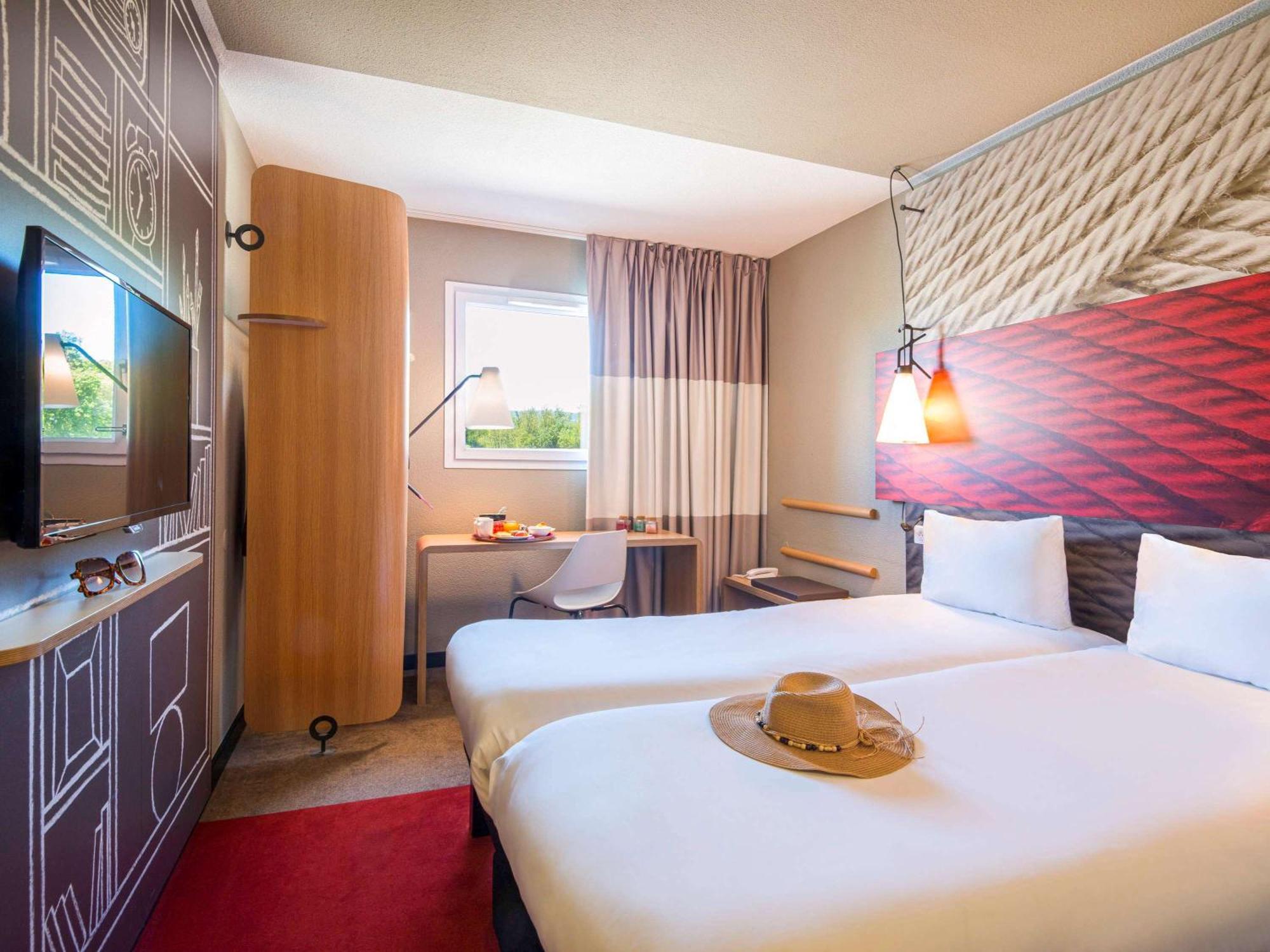 Hotel Ibis Manosque Cadarache Esterno foto