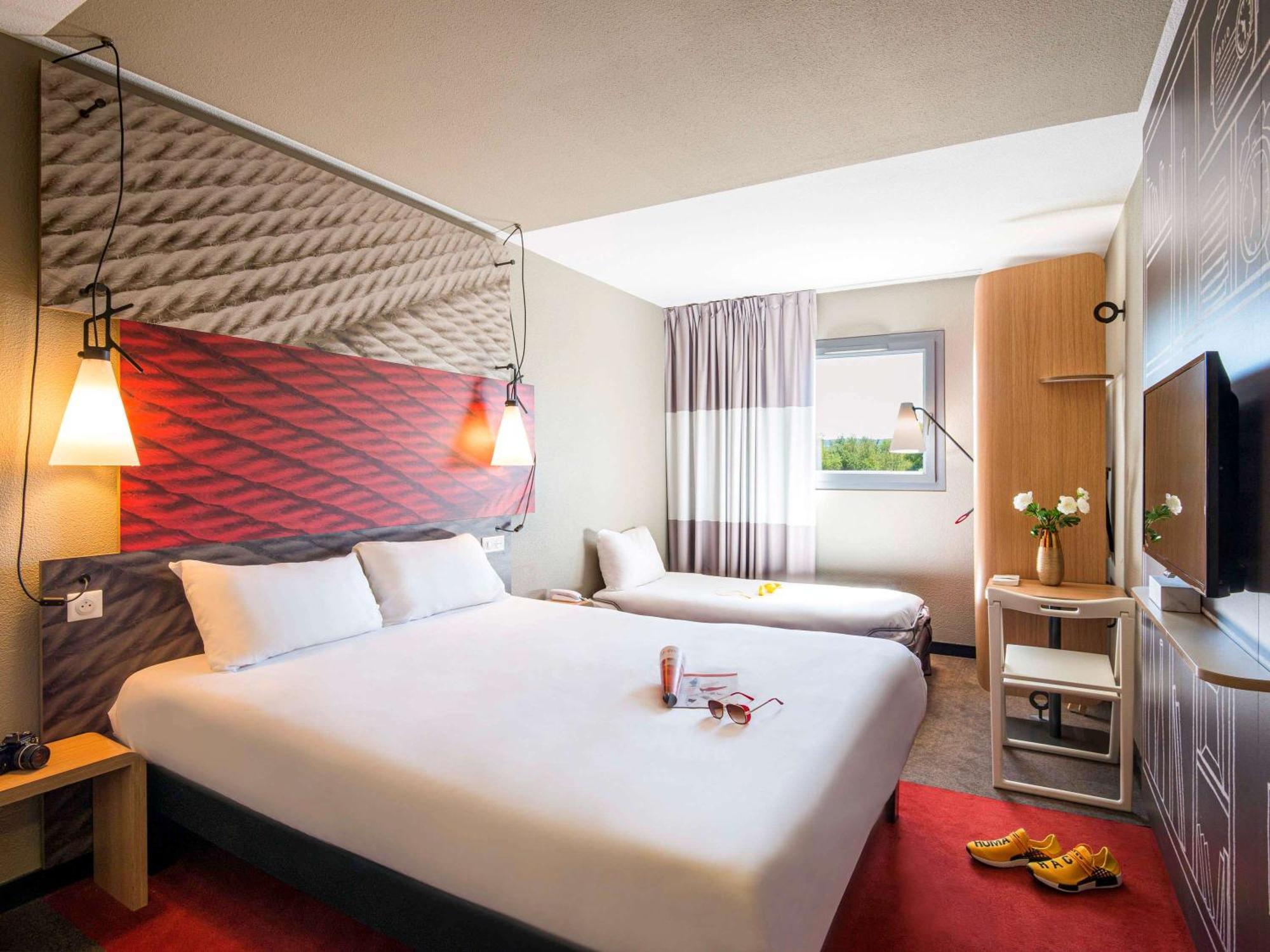 Hotel Ibis Manosque Cadarache Esterno foto