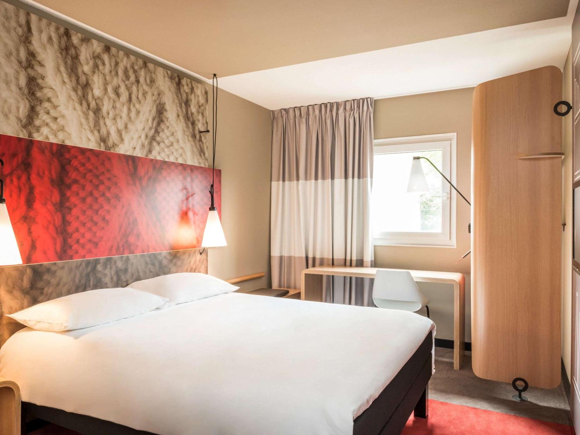 Hotel Ibis Manosque Cadarache Esterno foto
