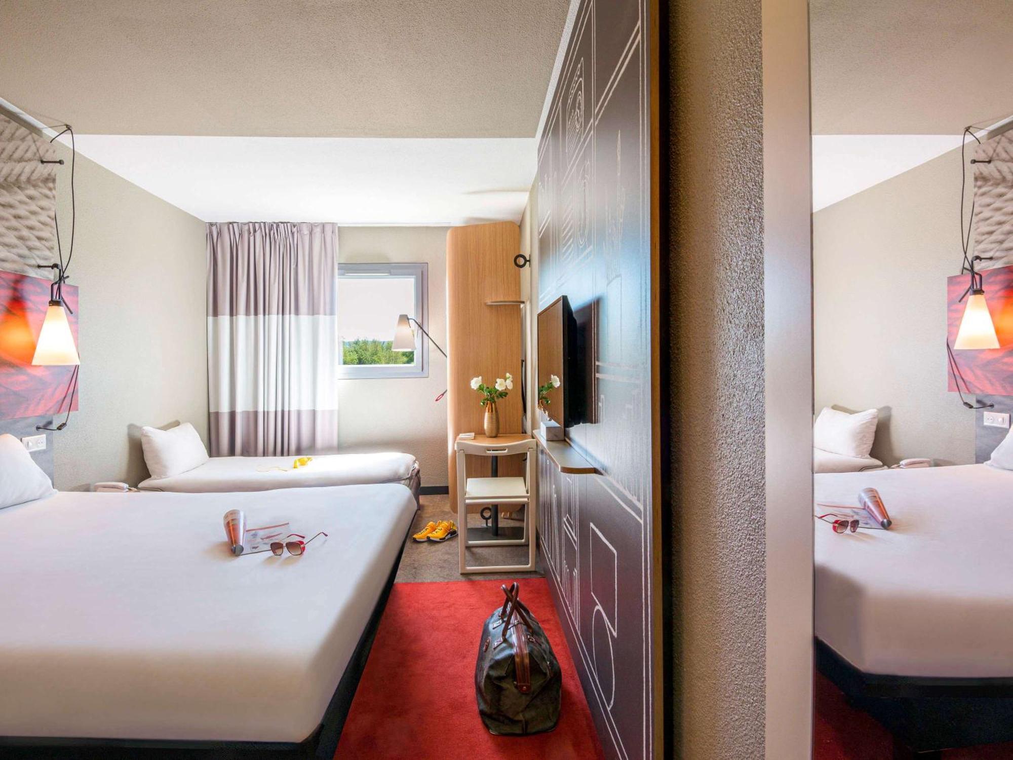 Hotel Ibis Manosque Cadarache Esterno foto