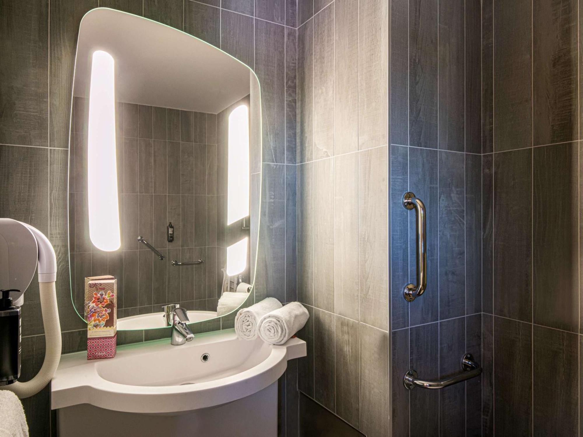 Hotel Ibis Manosque Cadarache Esterno foto