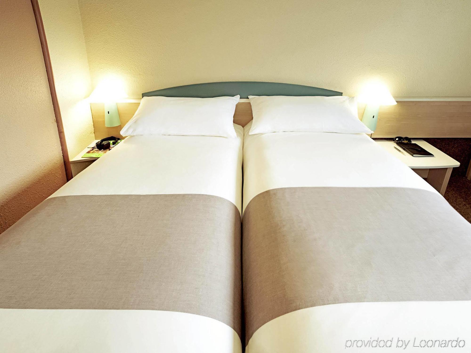 Hotel Ibis Manosque Cadarache Esterno foto
