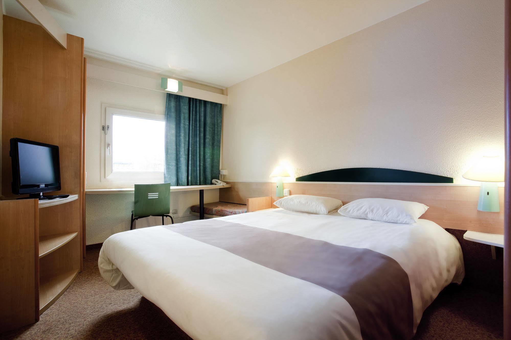 Hotel Ibis Manosque Cadarache Esterno foto